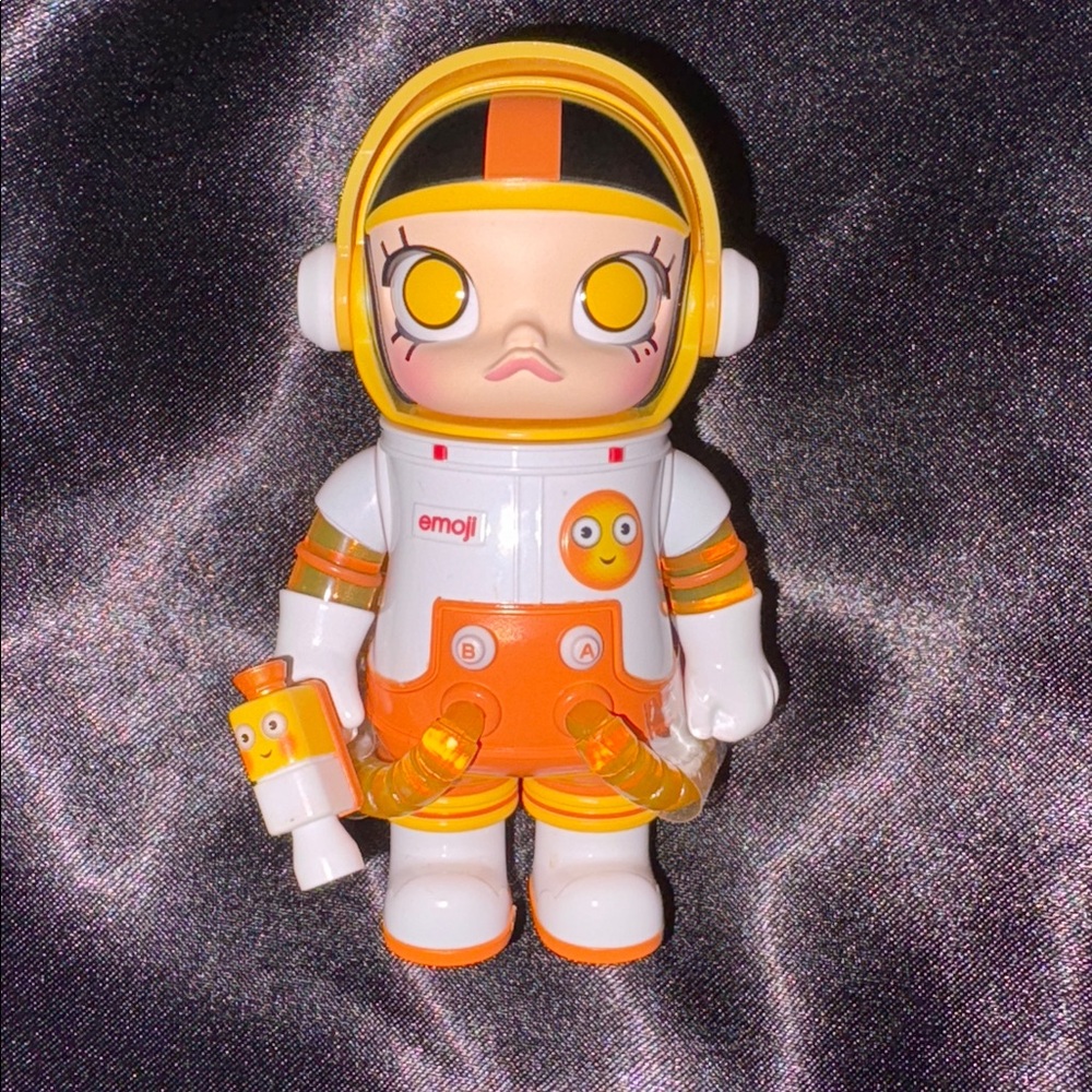 POP MART Mega Space Molly Emoji 100% - Confession - Picture 10 of 10
